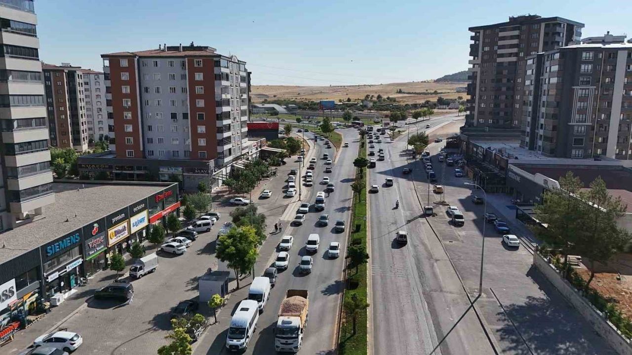 Gaziantep'te asfalt seferberliği gece gündüz 47 noktada devam ediyor