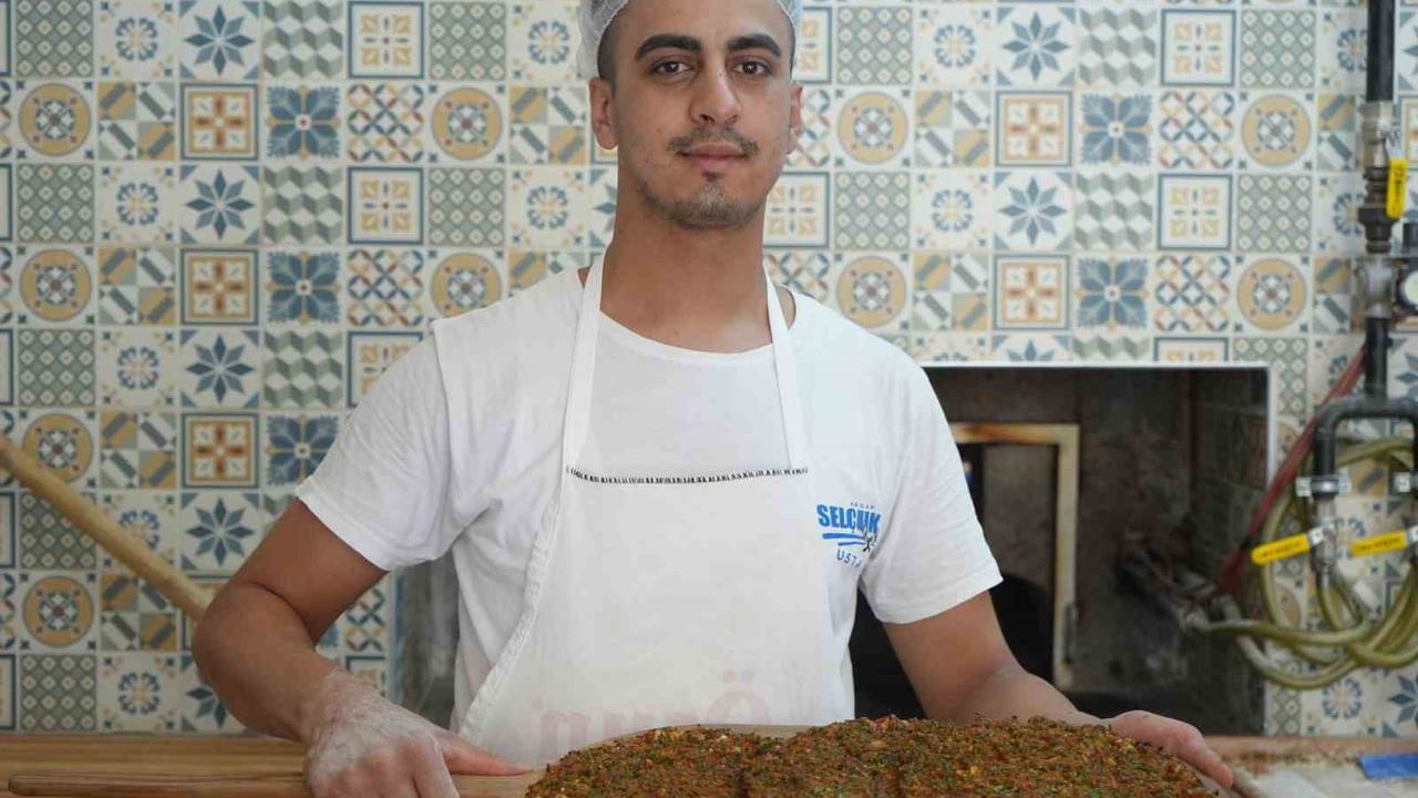 Gaziantep'te ateşin önünde 800 lahmacunluk mesai