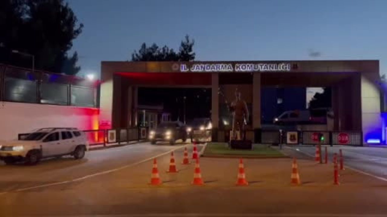 Gaziantep'te çarpıp kaçma sonrası saklanan araç bulundu, sürücü yurt dışına kaçarken yakalandı
