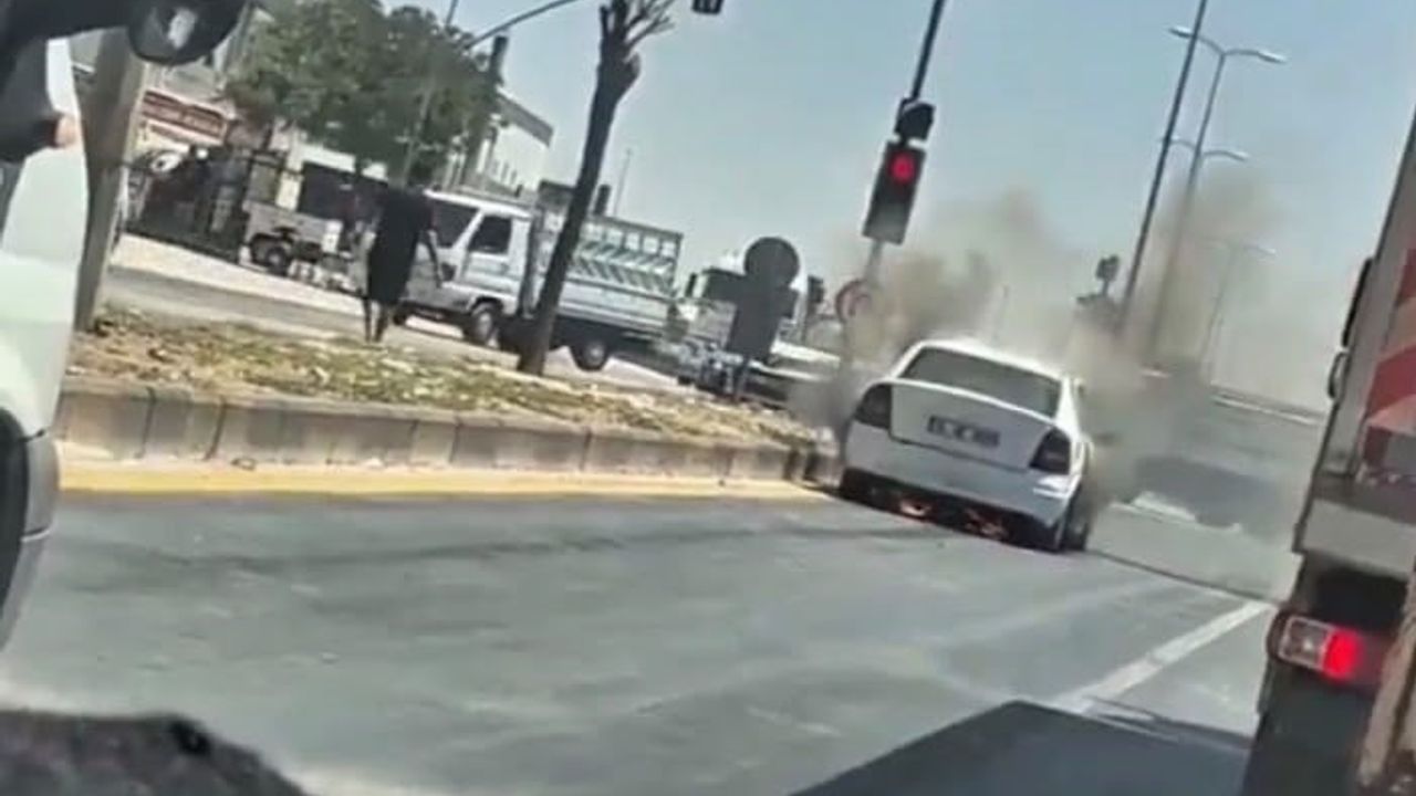 Gaziantep'te D-400 kara yolunda motoru yanan otomobil söndürüldü
