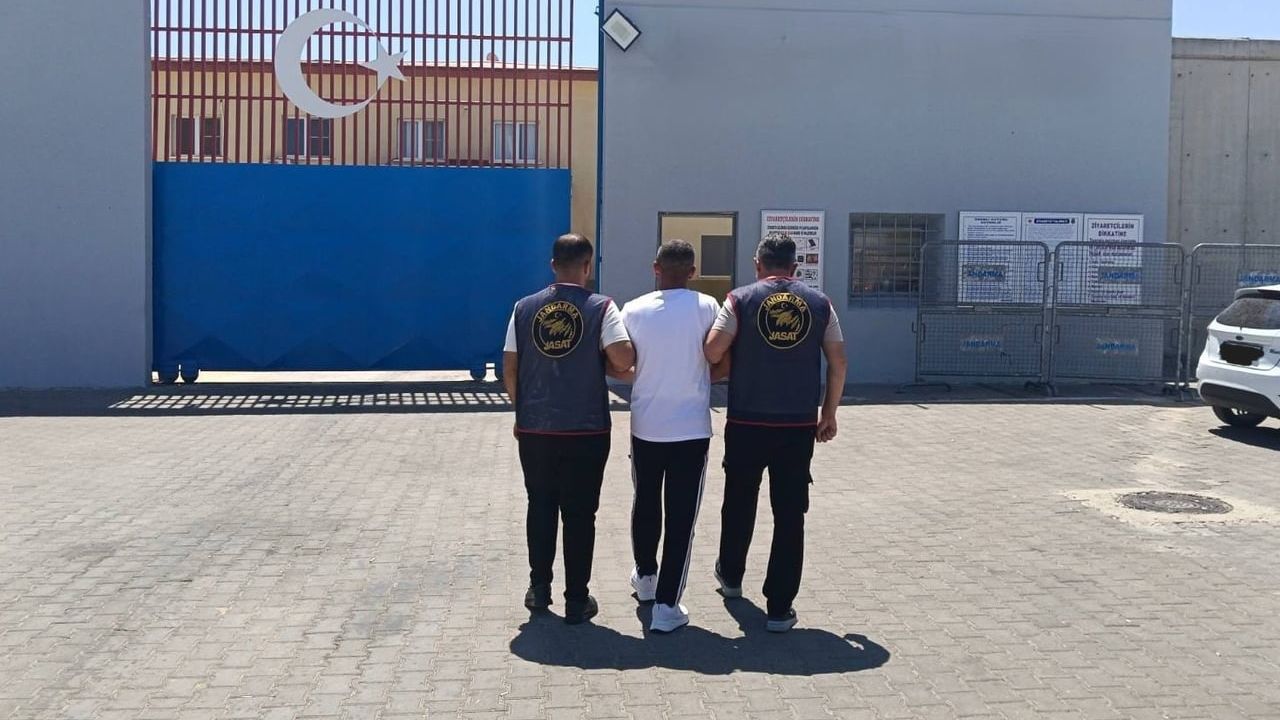 Gaziantep'te dolandırıcılık ve hırsızlık dosyalarıyla aranan iki kişi tutuklandı