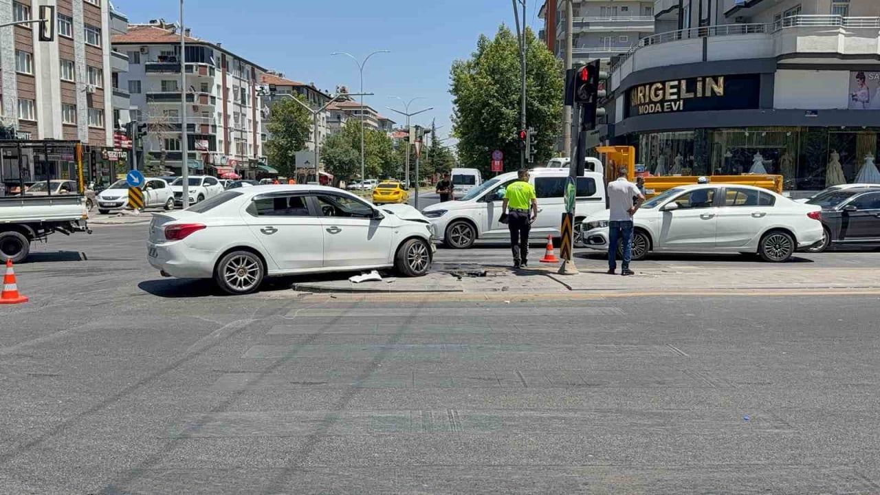 Gaziantep'te kavşakta zincirleme kaza: 3 araç hasar gördü