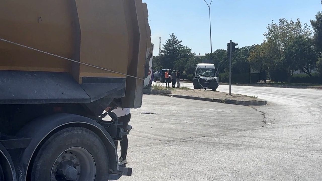 Gaziantep'te servis ile tırın arkadan çarpışması: 11 işçi yaralandı