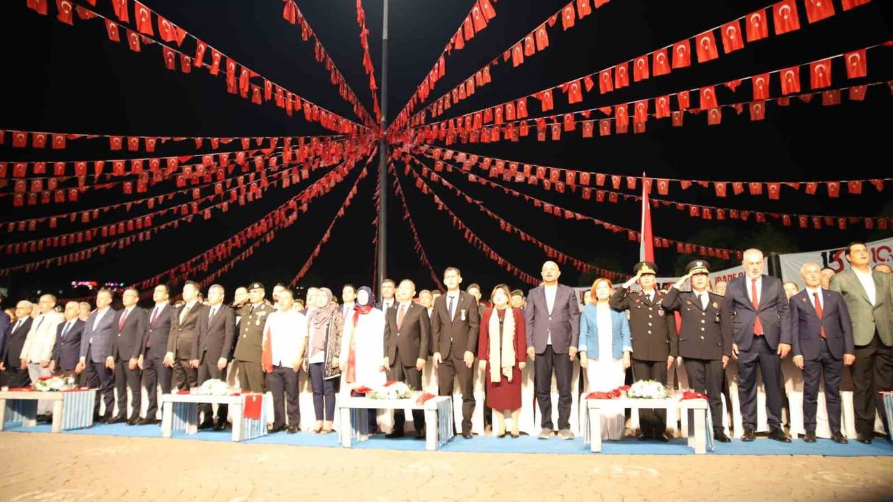 Gaziantepliler 15 Temmuz'da 10 yıl önceki heyecanla meydanlarda buluştu