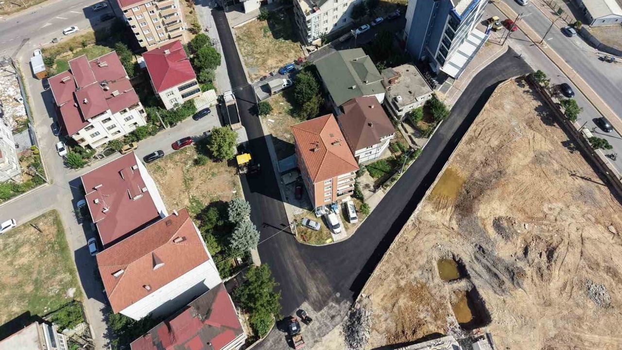 Gaziler Mahallesi'nde altyapı yenileme: 1716 ve 1719. sokaklara sıcak asfalt