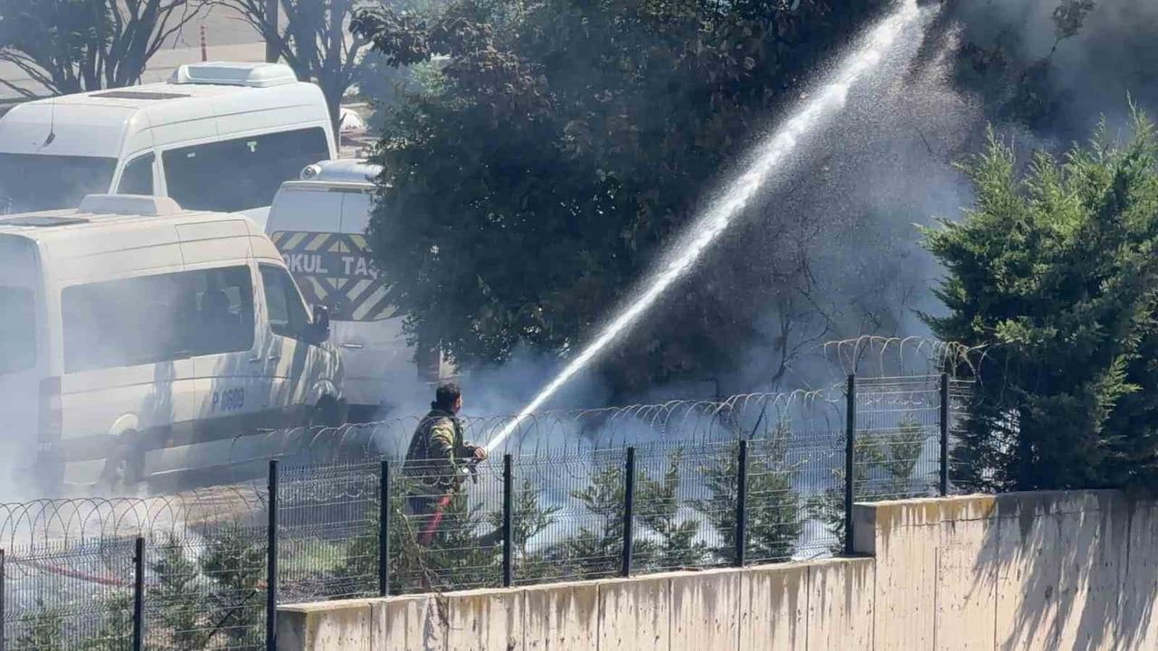 Gebze'de ağaçlık alanda çıkan yangın itfaiye tarafından kısa sürede söndürüldü