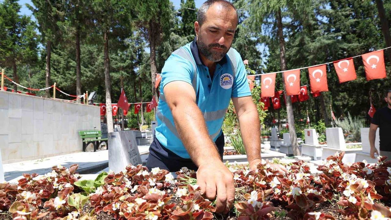 Gebze’de mezarlık ve şehitliklerde bakım ve çevre düzenlemesi devam ediyor