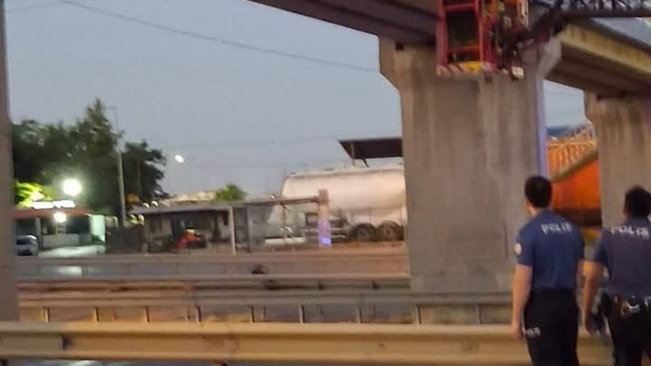 Gebze'de üst geçitte yarı çıplak halde asılı bulunan kişi hayatını kaybetti