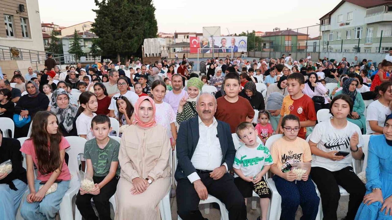 Gebze mahallelerinde açık hava sineması yaz akşamlarını canlandırdı