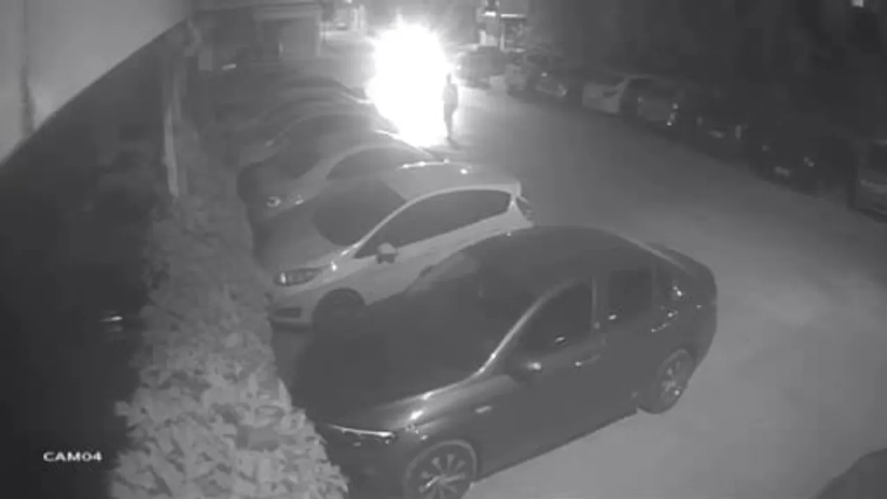 Gece kameraya kaydedildi: Gaziantep'te park halindeki aracın lastikleri bıçakla patlatıldı