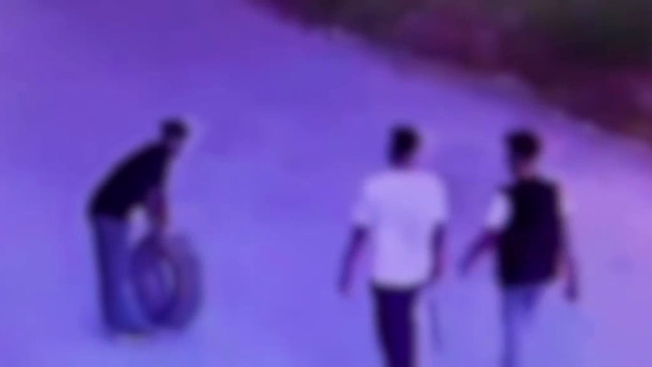 Gece lastiği patlayan sürücüler Hatay'da park halindeki aracın yedek lastiğini çaldı