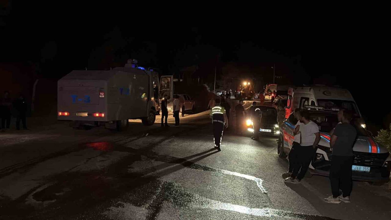 Gece rüzgarıyla yayılan yangın Ali Dağı'nda ekiplerle durduruldu