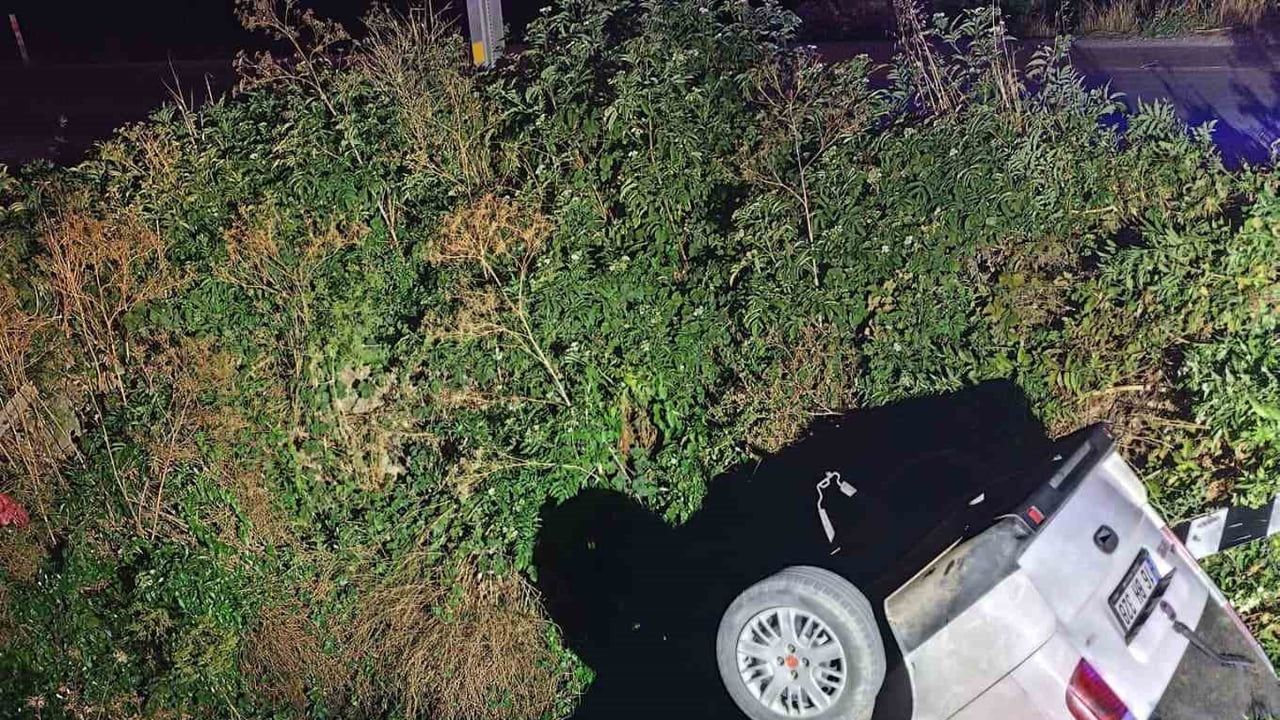 Gece yarısı dereye yuvarlanan araç sürücüsünü itfaiye ekipleri kurtardı