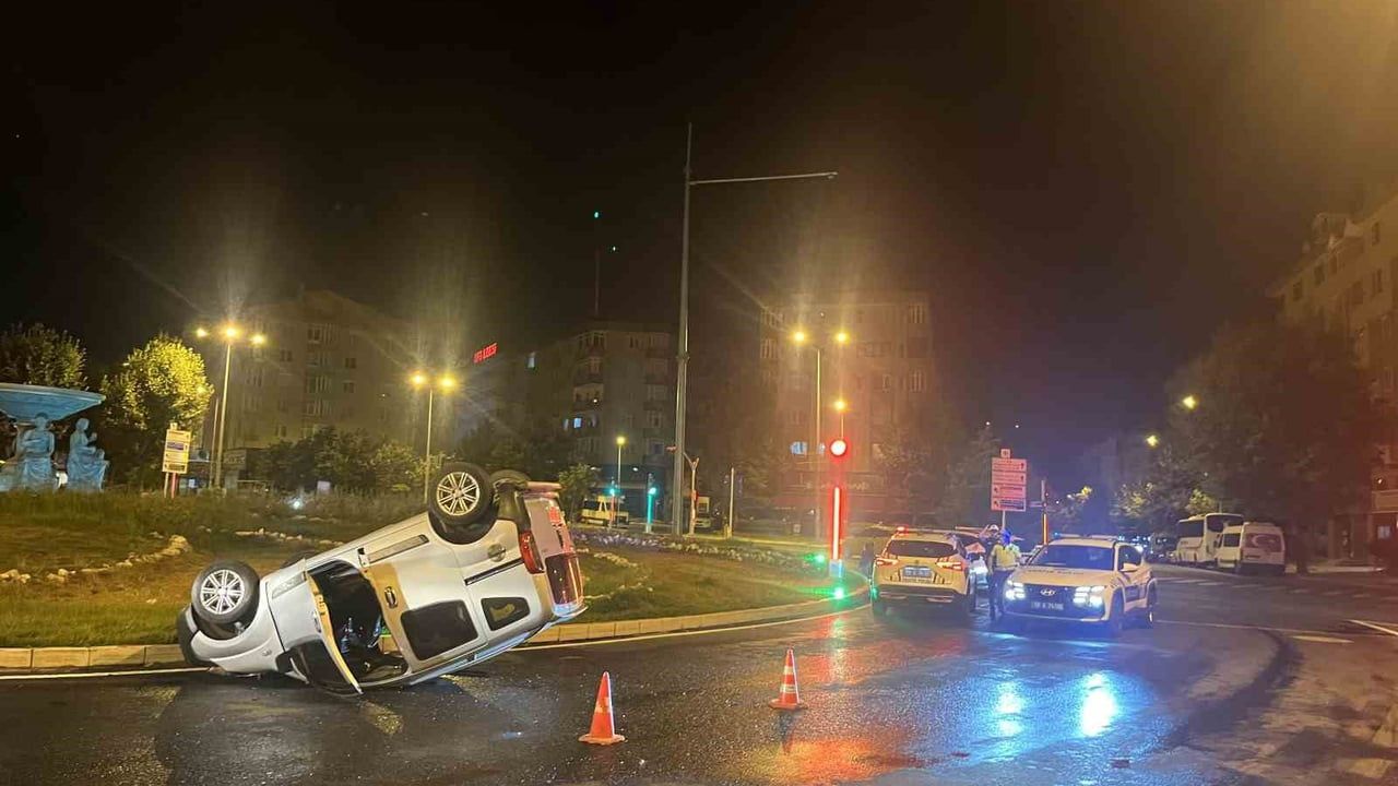 Gece yarısı dönel kavşakta takla: sürücü kayıplara karıştı