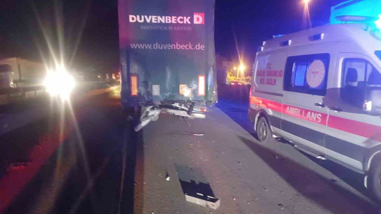 Gece yolunda feci çarpışma: Hopa'da kamyonet tıra çarpınca bir kişi öldü