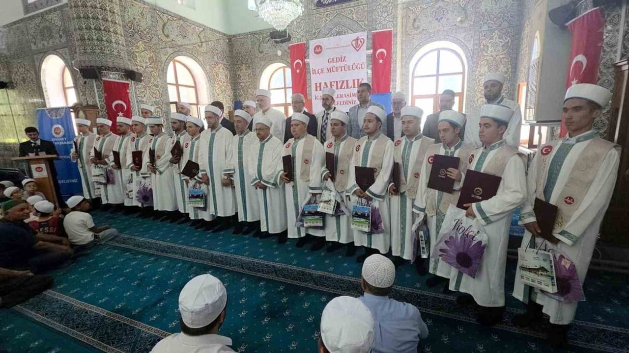 Gediz Ulu Camii'nde 15 hafız için icazet töreni ve Kur'an vurgusu