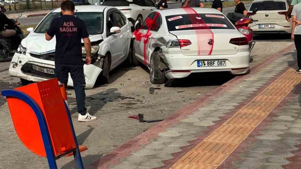Gelin arabası ile otomobil çarpıştı: 1 yaralı