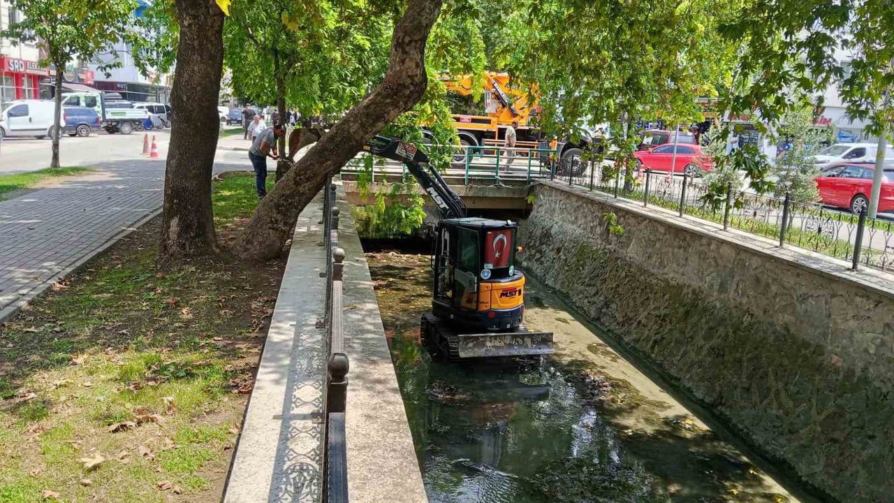 Gemlik Çarşı Deresi'nde temizlik çalışmaları başladı