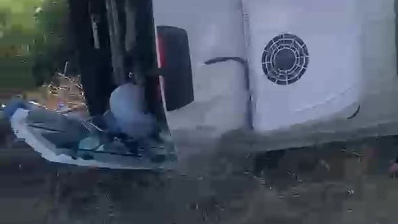 Gemlik’te işçi servisiyle otomobil çarpıştı: 15 yaralı