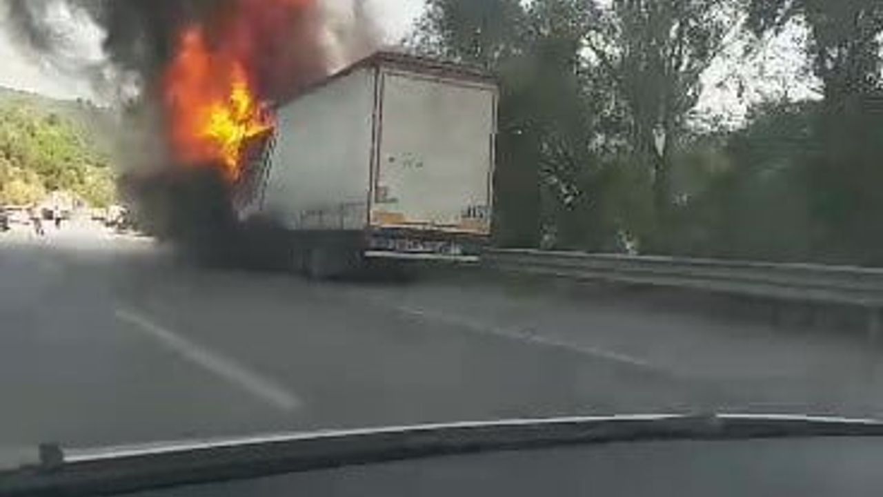 Gemlik'te motor bölümünde başlayan tır yangını