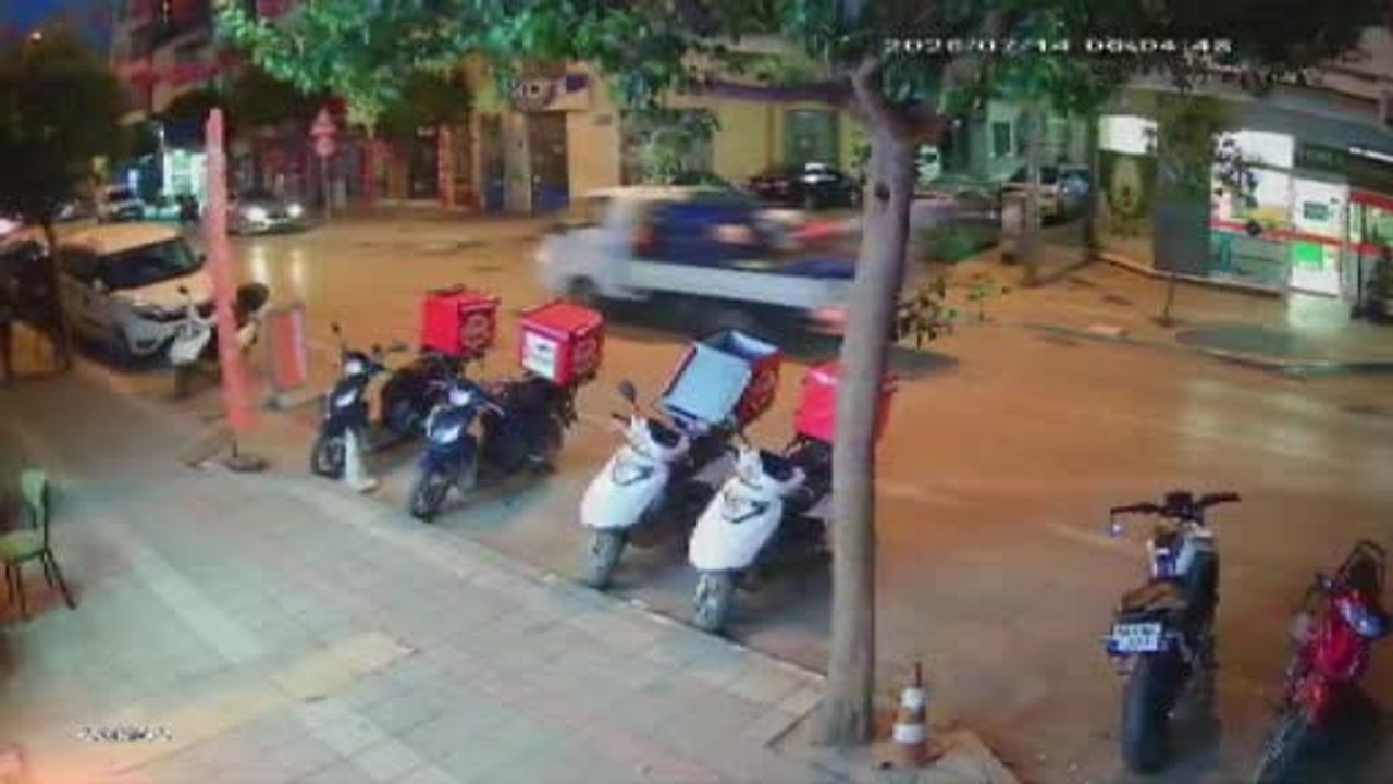 Gemlik'te park yerinden çıkan otomobile çarpan motosiklet sürücüsü yaralandı