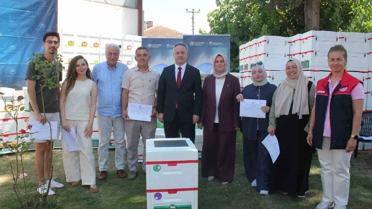Genç arıcılara 380 arısız strafor kovan dağıtıldı