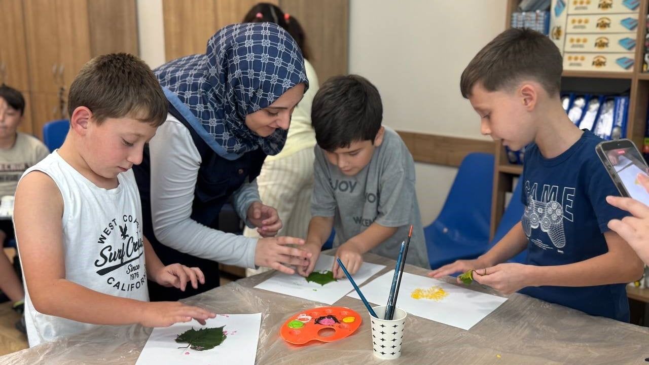 Genç Düşünürler Bilim Atölyesi'nde çocuklar uygulamalı deneylerde bir arada