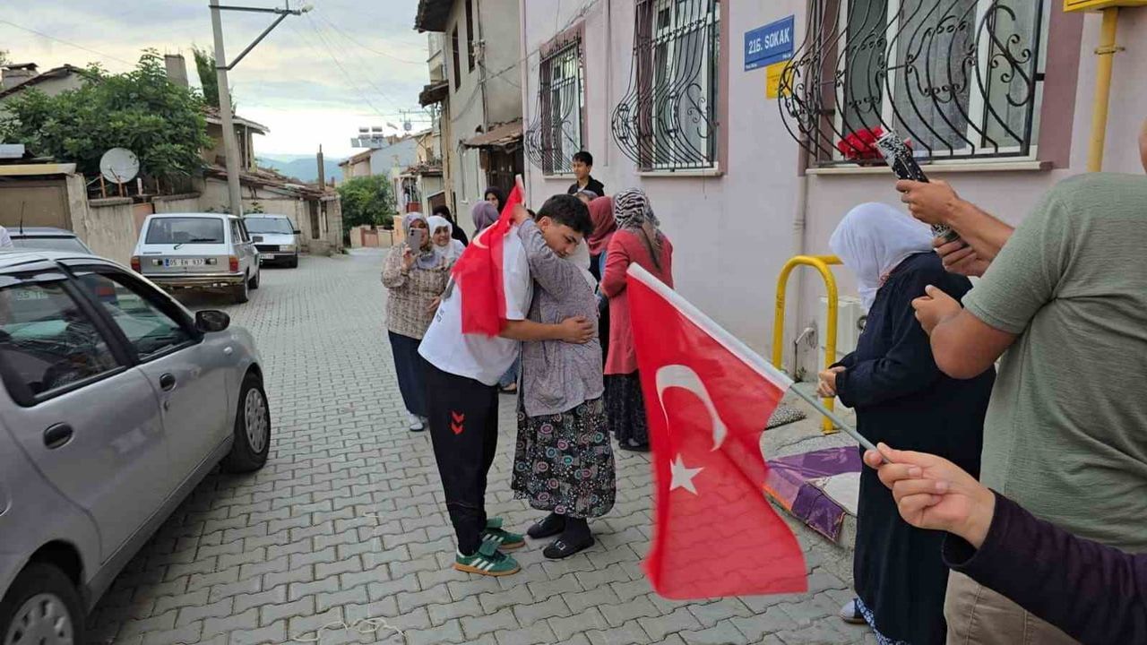 Genç güreşçinin Samsun dönüşü: bayraklar, minnet ve bronz madalya