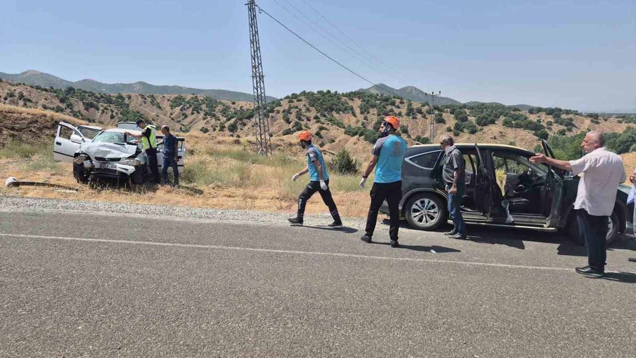 Genç ilçesinde iki otomobil çarpıştı: biri ağır 8 yaralı