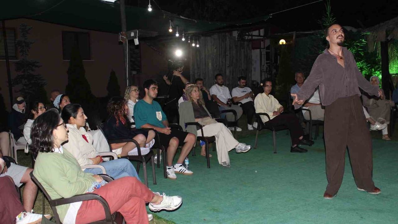 Genç tiyatrocunun stand-up gösterisi Zonguldaklılardan tam not aldı
