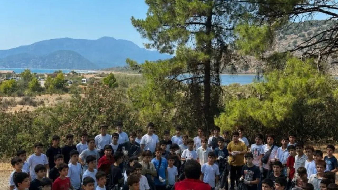 Gençler Dalyan’ı atıklardan temizleyerek doğaya umut oldu