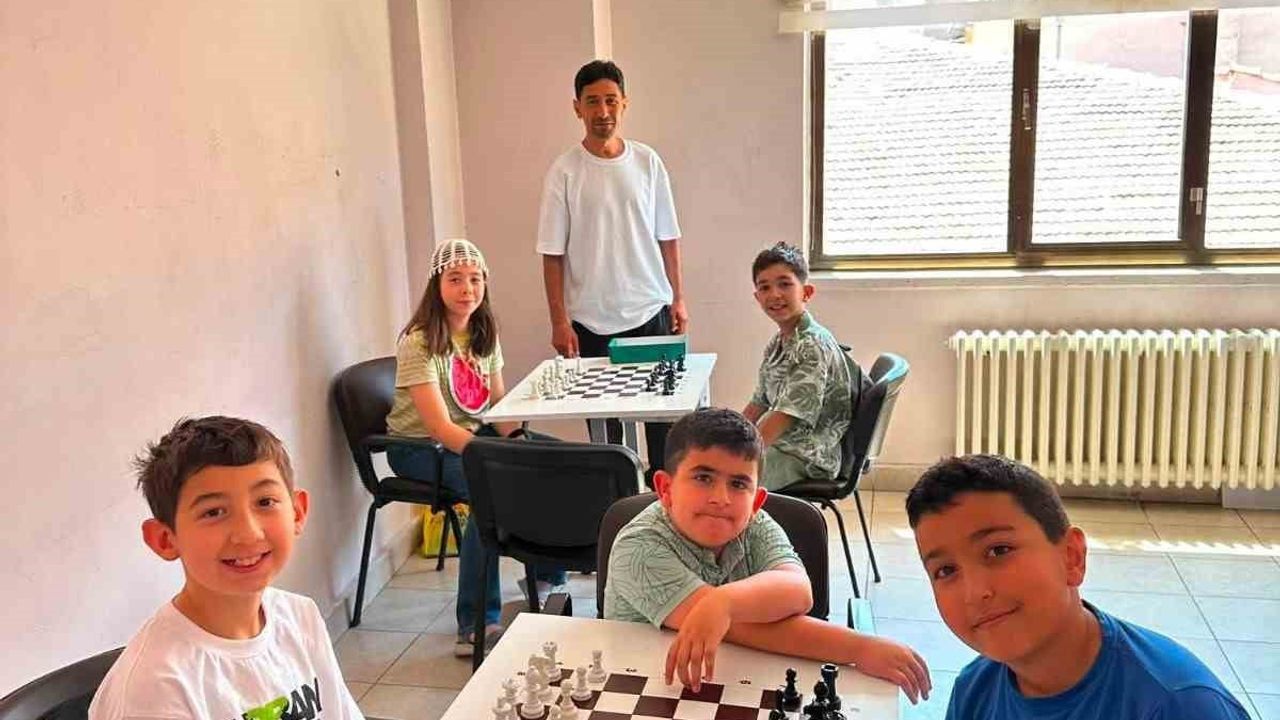 Gençler Eskişehir yaz okulunda değerleri öğrenip eğleniyor