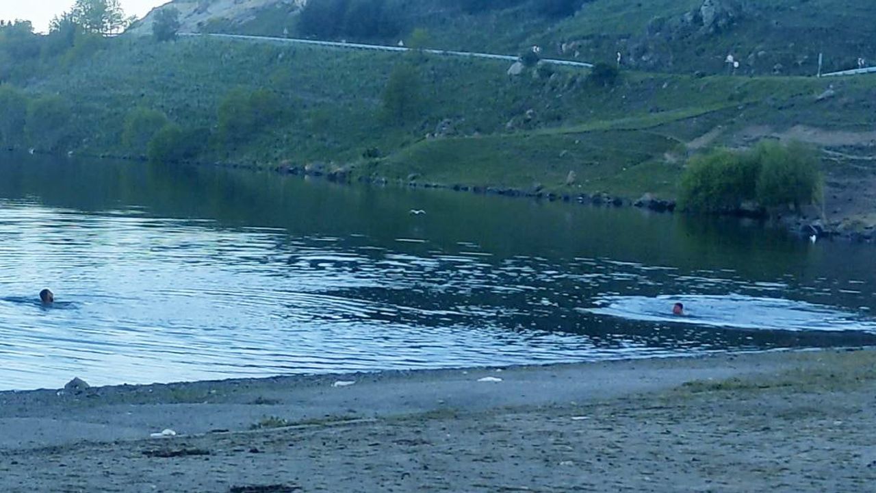 Gençler sıcak havadan kaçıp Çıldır Gölü'nde serinliyor