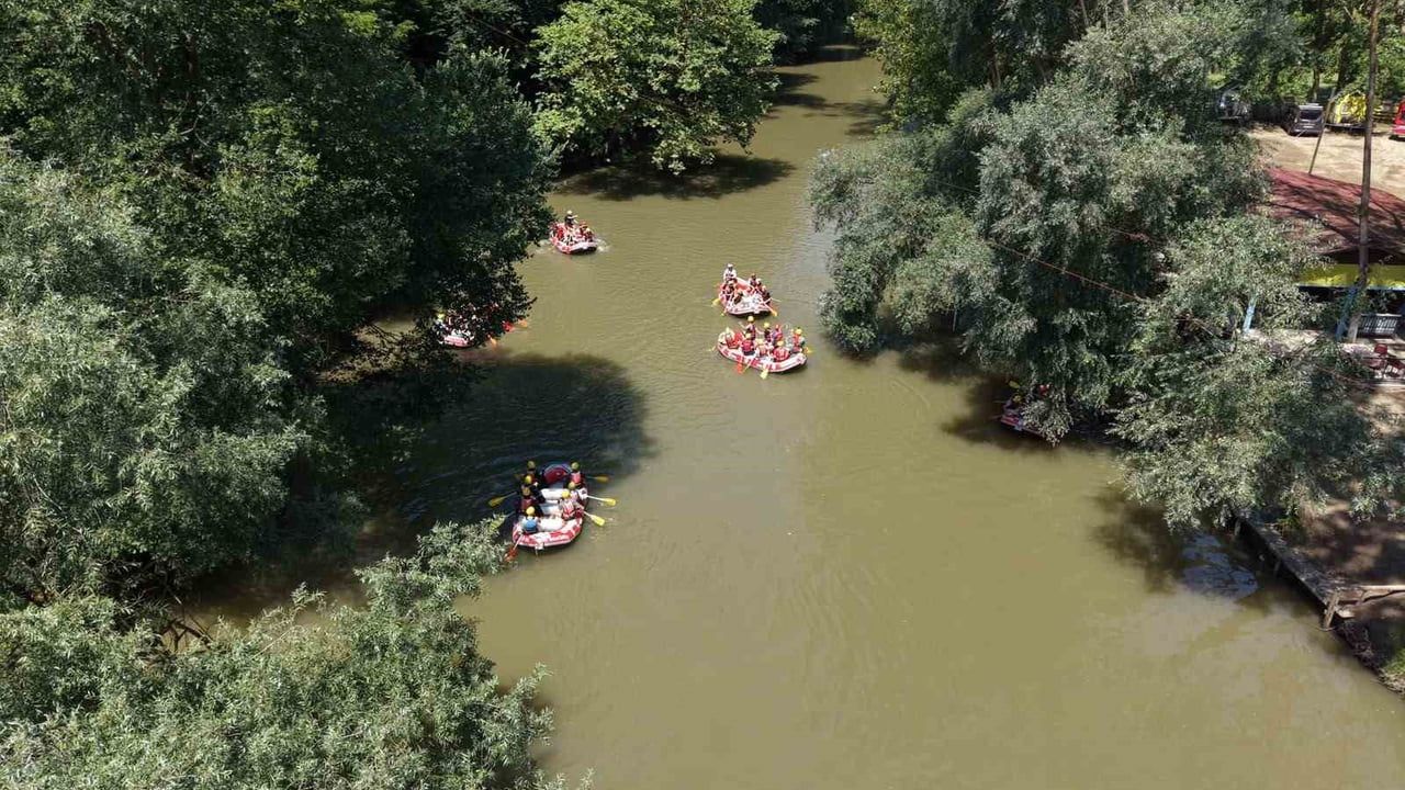 Gençlere melen çayında adrenalin dolu rafting günü