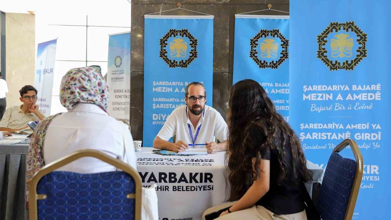 Gençlere ücretsiz tercih rehberliği: belediyenin stant çalışması