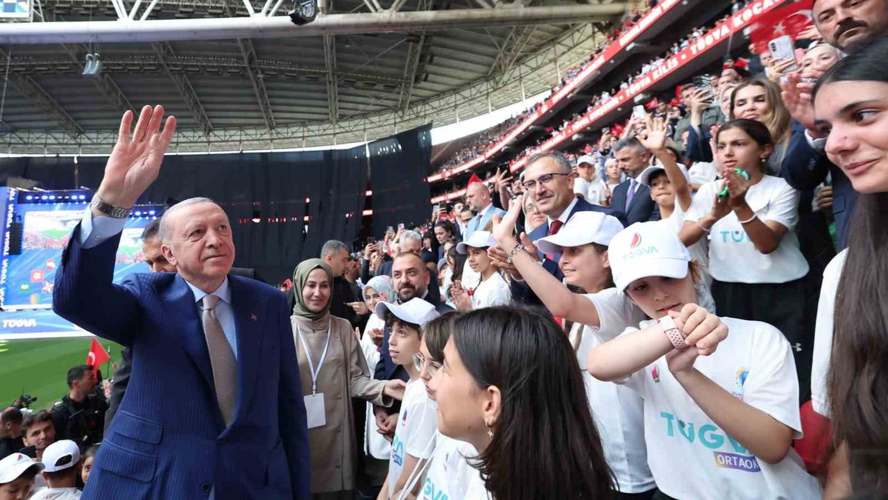 Gençlik yatırımı: Erdoğan'dan TÜGVA yaz okulları öğrencilerine gelecek mesajı