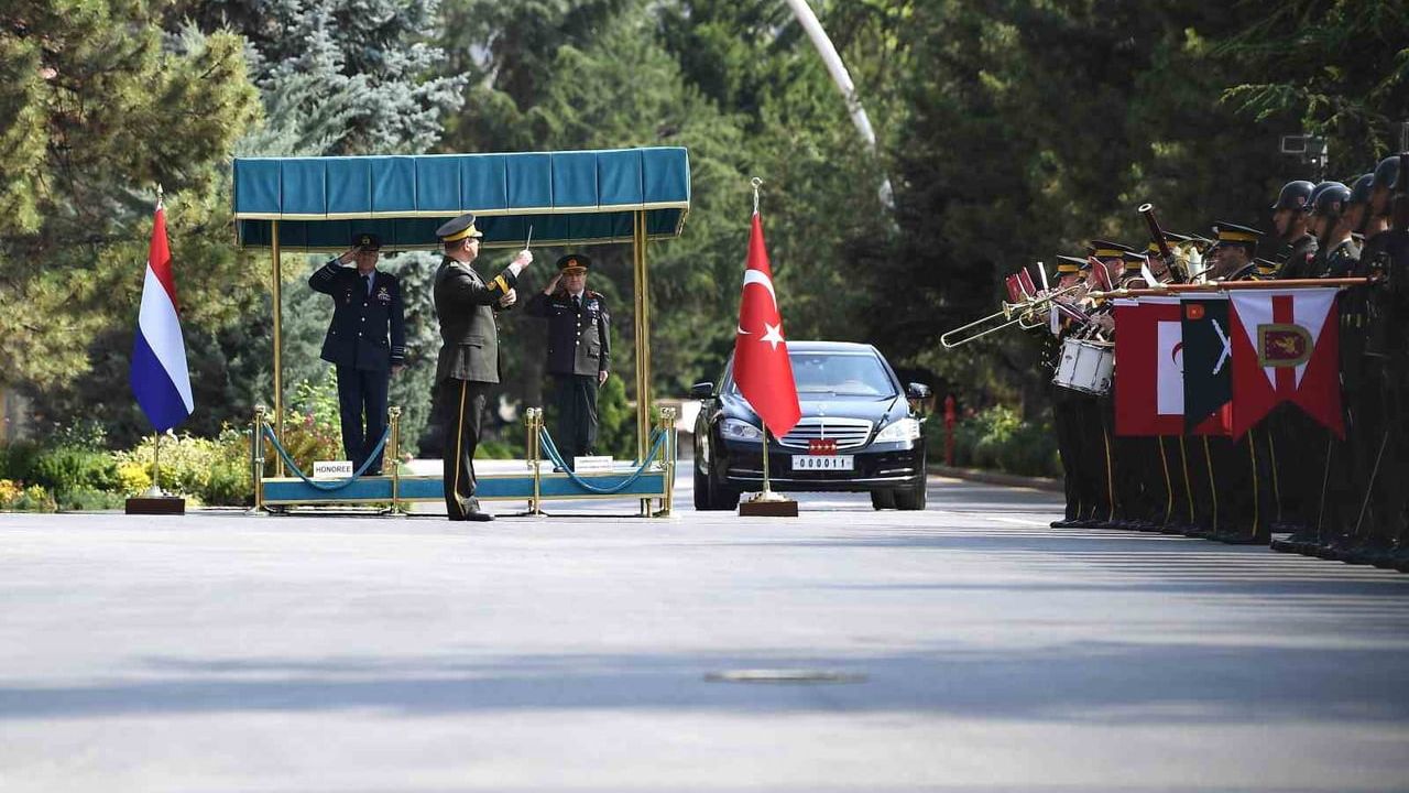 Genelkurmay başkanı Bayraktaroğlu Hollandalı mevkidaşı Eichelsheim ile görüştü