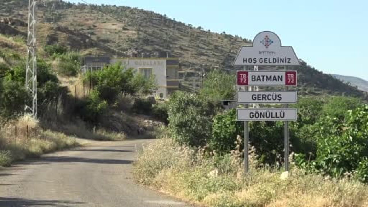 Gercüş'te çiftçiler buz gibi kaynak suyunda serinliyor