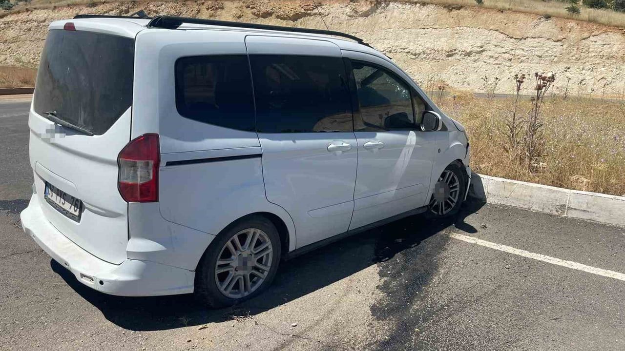 Gercüş'te hafif ticari araç refüje çıktı