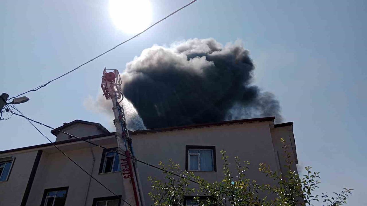 Gerede'de enerji odasından yükselen alevler çatı katını etkiledi