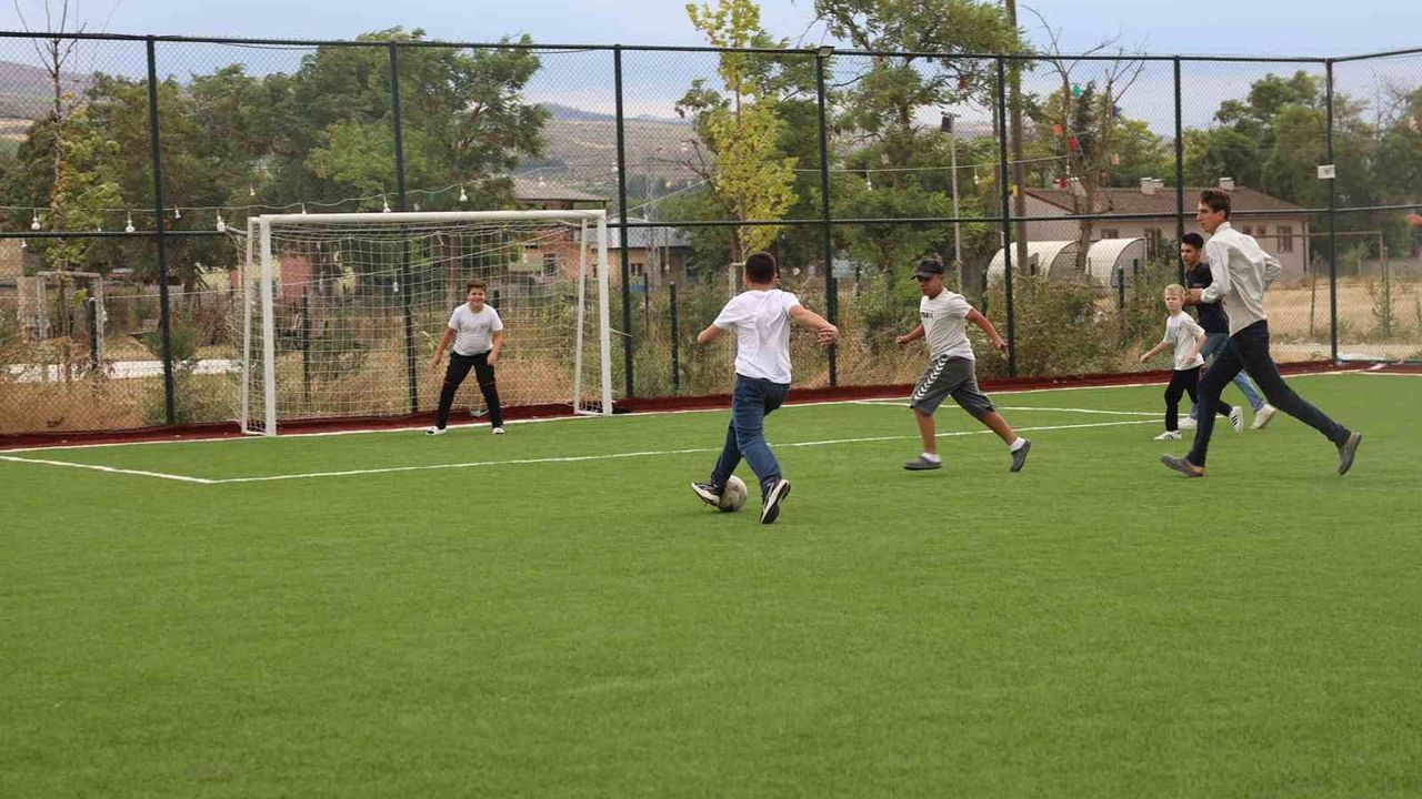 Geyve'de Bayat Mahallesi'ne yeni spor sahası çocuk ve gençlerin kullanımına açıldı