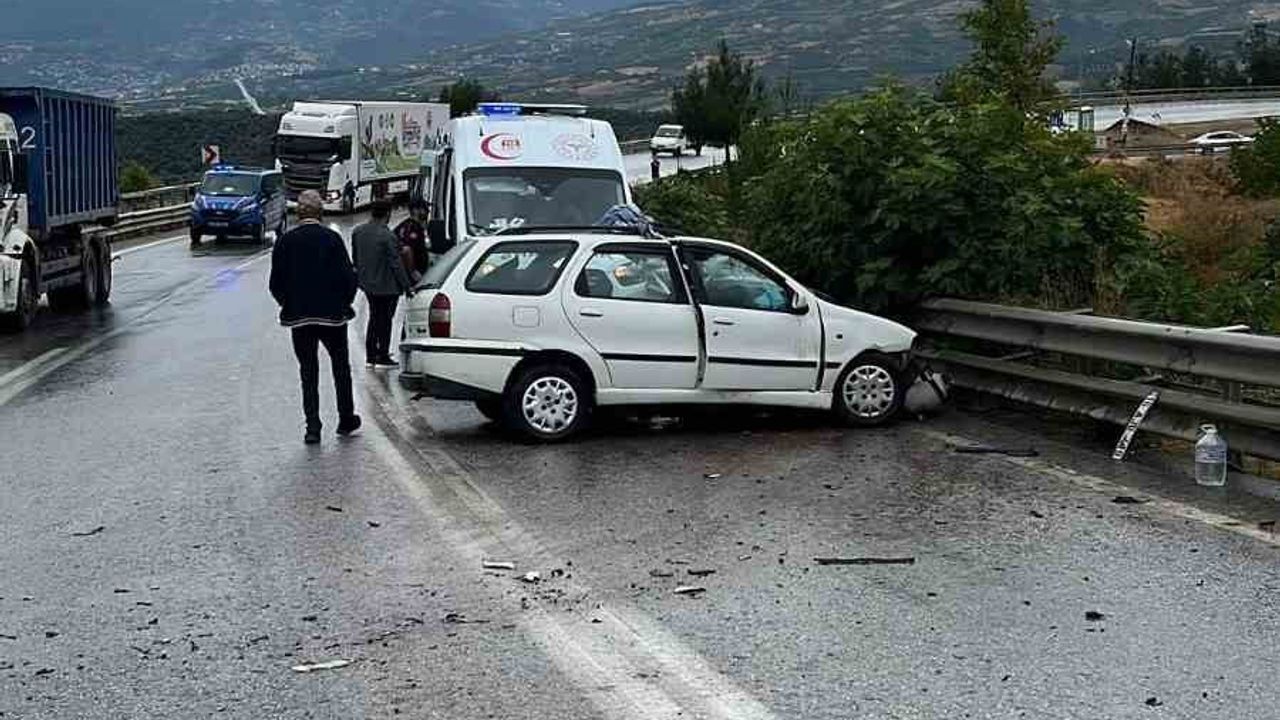Geyve'de kontrolden çıkan otomobil tıra çarptı: bir kişi hayatını kaybetti