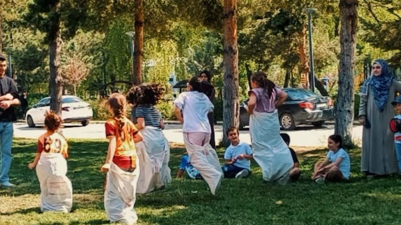Gezici kütüphane Yenişehir Parkı'nda çocuklarla buluştu