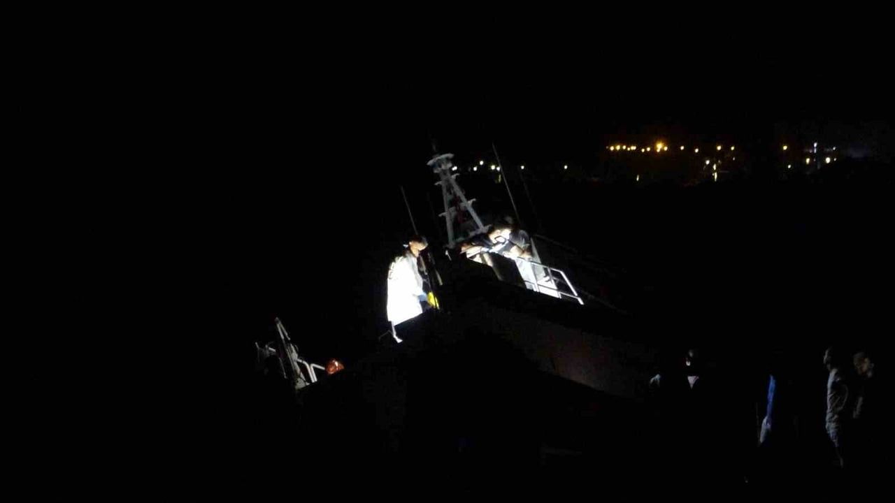 Giresun’da Sahil Güvenlik botu kayalıklara çarptı, personel yaralandı