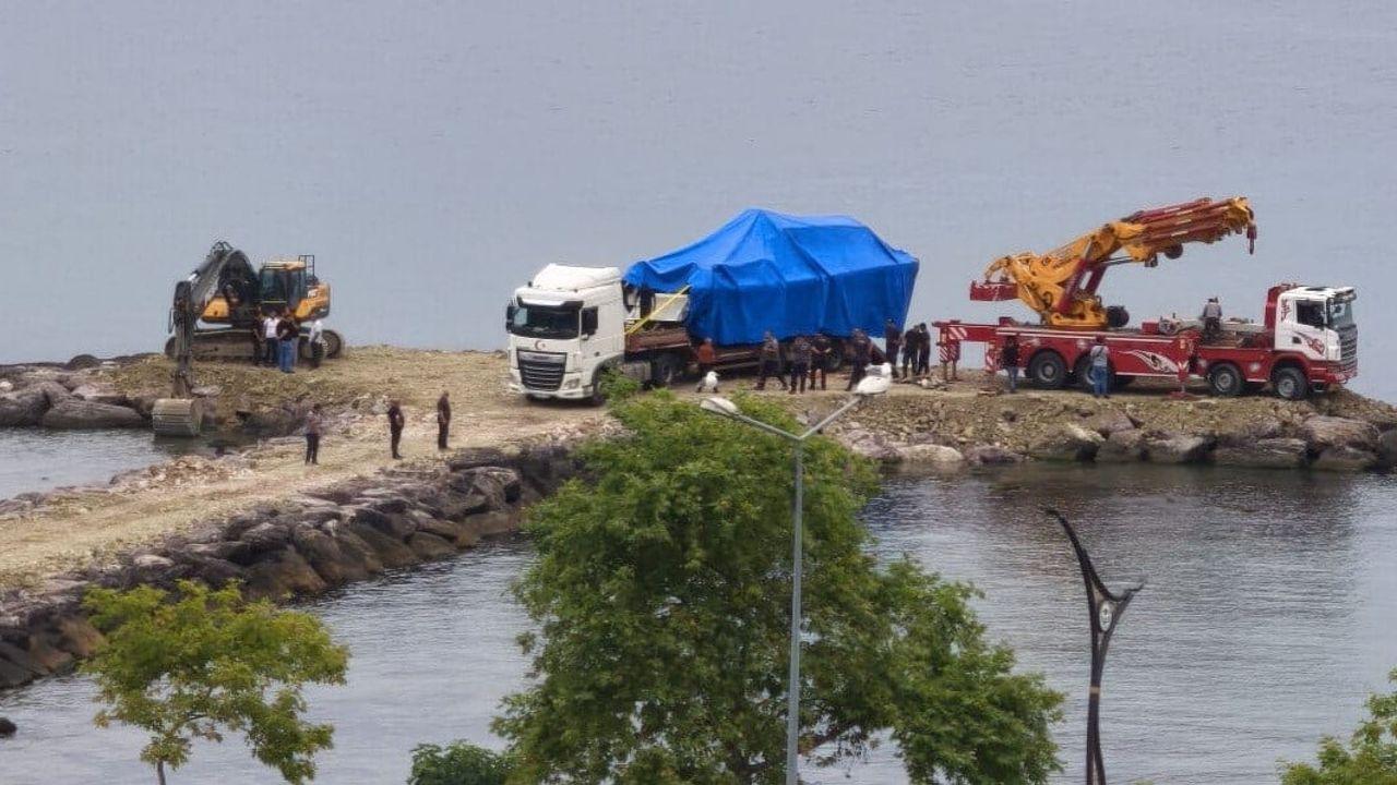Giresun’da Sahil Güvenlik botu kayalıklardan çıkarıldı
