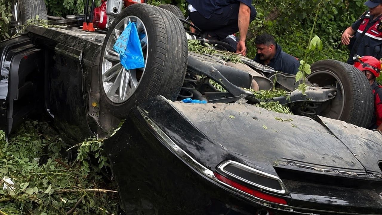 Giresun'da şarampole devrilen otomobilde iki kişi yaşamını yitirdi, üçü ağır yaralı