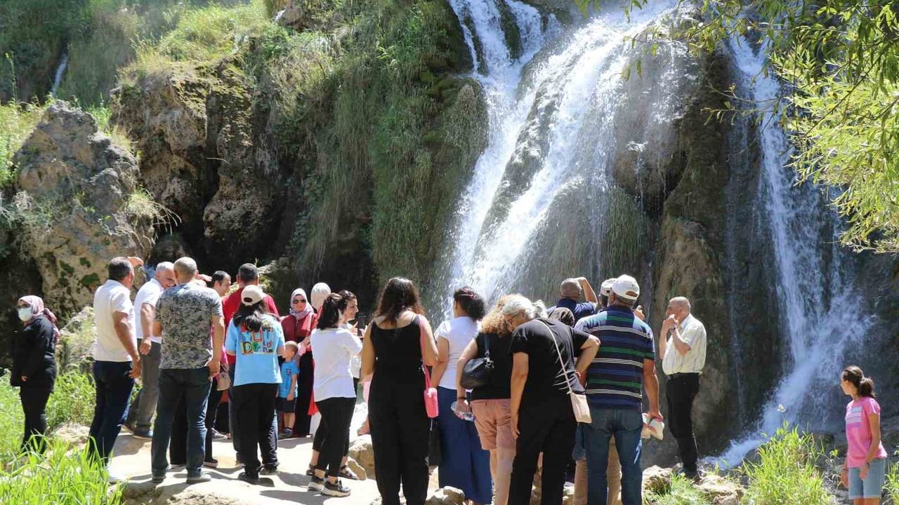 Girlevik Şelalesi yaz aylarında serinlemek isteyenleri ağırlıyor