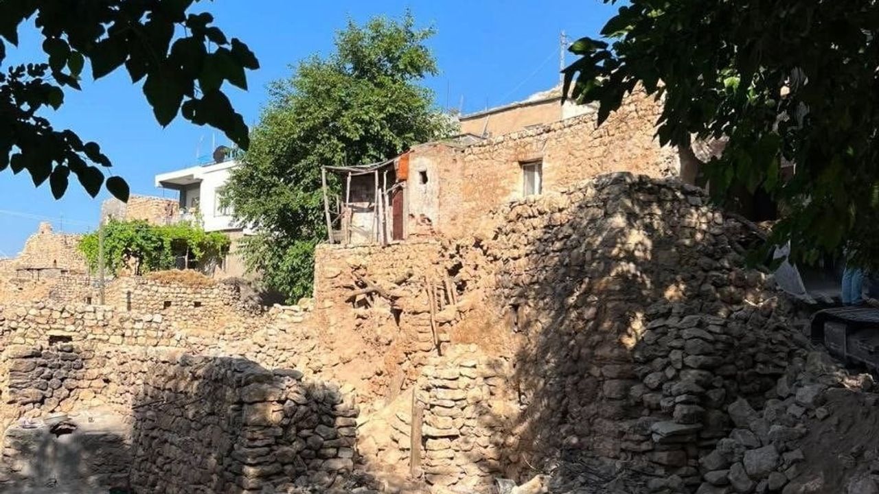 Gökçepınar'da yıkım çalışmasında paletli ekskavatör devrildi, can kaybı yaşanmadı