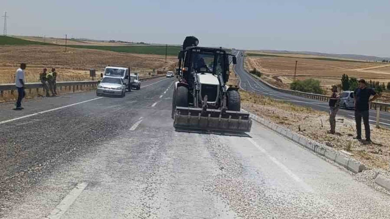 Göksu Barajı mevkisinde kamyon devrildi: sürücü hafif yaralandı