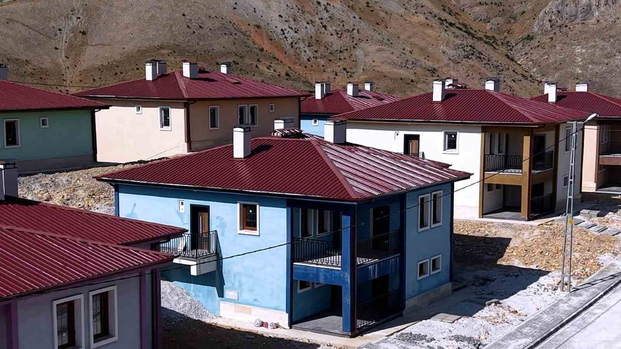 Gölbağ köyü yeniden inşa edildi: dağ manzaralı yeni evler teslim edildi